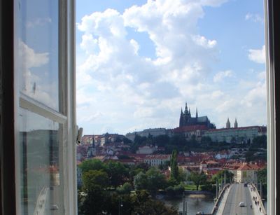 Blick aus einem Fenster der Philosophischen Fakultät der Karls Universität in Prag auf die Prager Kleinseite und die Burganlage