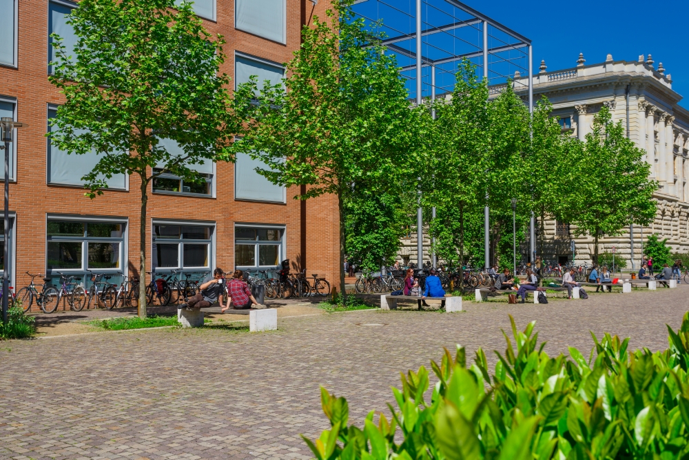Das Bild zeigt eine Außenansicht des Geisteswissenschaftlichen Zentrums (GWZ) mit Grünflächen im Vordergrund, Foto: Christian Hüller / Universität Leipzig, SUK