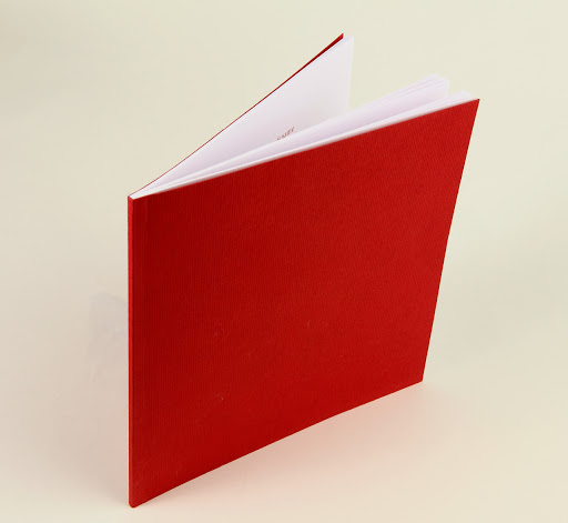 Foto einer quadratischen Broschüre in rot.