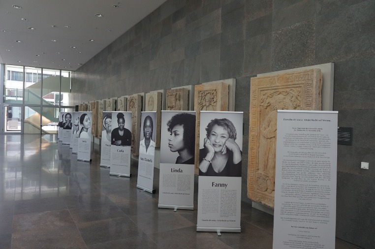  Das Foto zeigt die Wanderausstellung „Derecho de Voz(s) – (D)ein Recht auf Stimme“ mit Fotografien und Statements von Opfern des kolumbianischen Bürgerkrieges im Augusteum der Universität Leipzig.