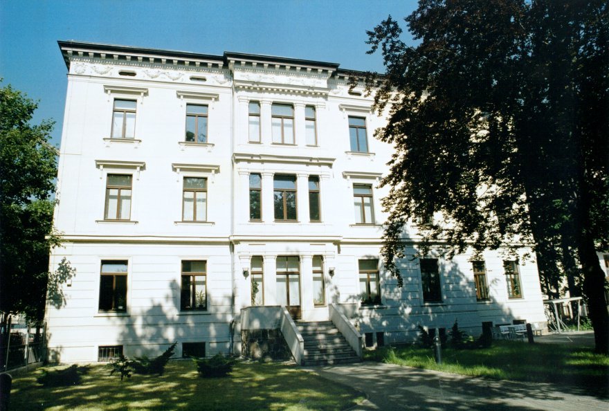 zur Vergrößerungsansicht des Bildes: Ansicht des ehemaligen Gebäudes in der Emil-Fuchs-Straße 1