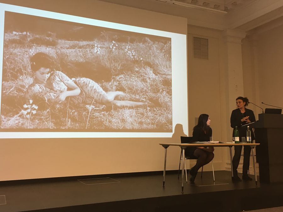 Das Bild zeigt Professorin Giulia Colaizzi beim Vortrag.