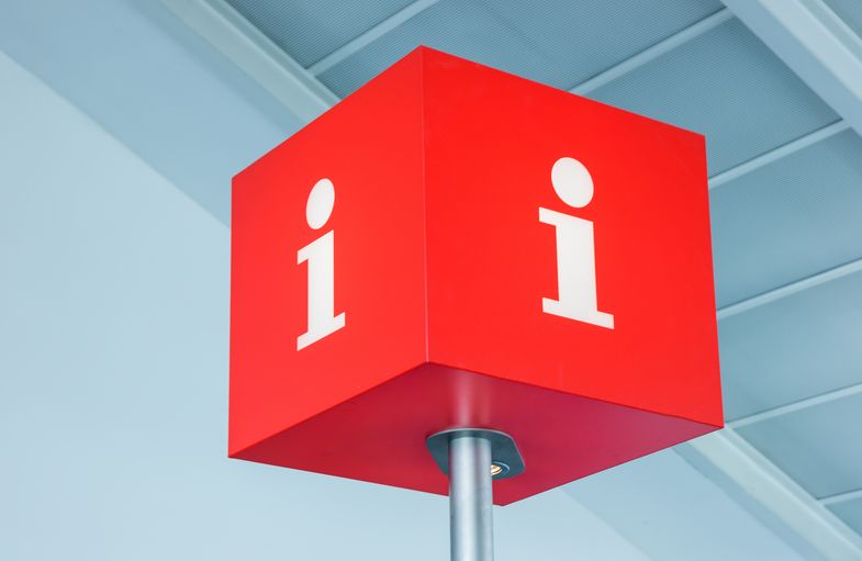 Zeichen für Informationspunkt, weißes I auf rotem Hintergrund, Foto: Colourbox