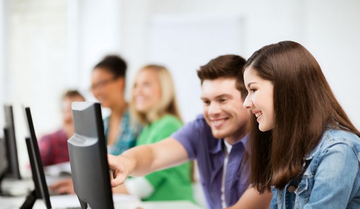 Studierende mit Computern lernen in der Schule. Foto: Colourbox