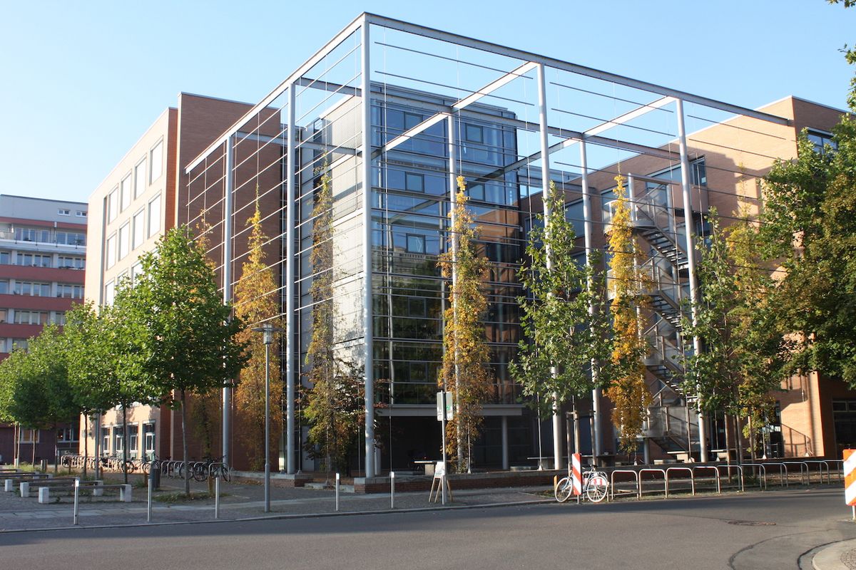 Das Geisteswissenschaftliche Zentrum der Philologischen Fakultät ist ein Backsteingebäude mit großen weiten Glasfassaden. An den Außenseiten bieten Sitzplätze Platz für Studierende, Foto: K. Hämmer.