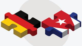 Puzzleteile mit Flaggen von Kuba und Deutschland