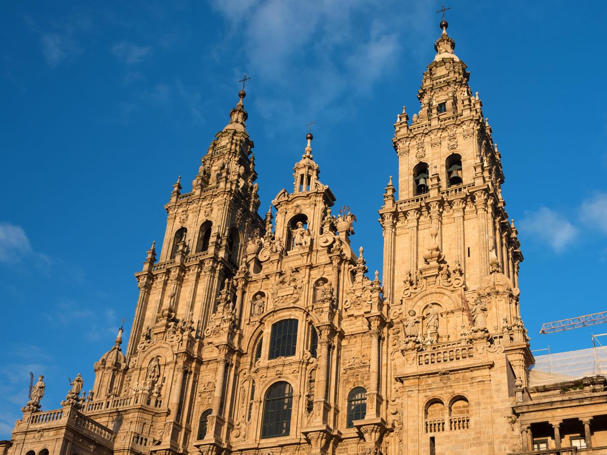 Kathedrale in Santiago de Compostela vor blauem Himmel.