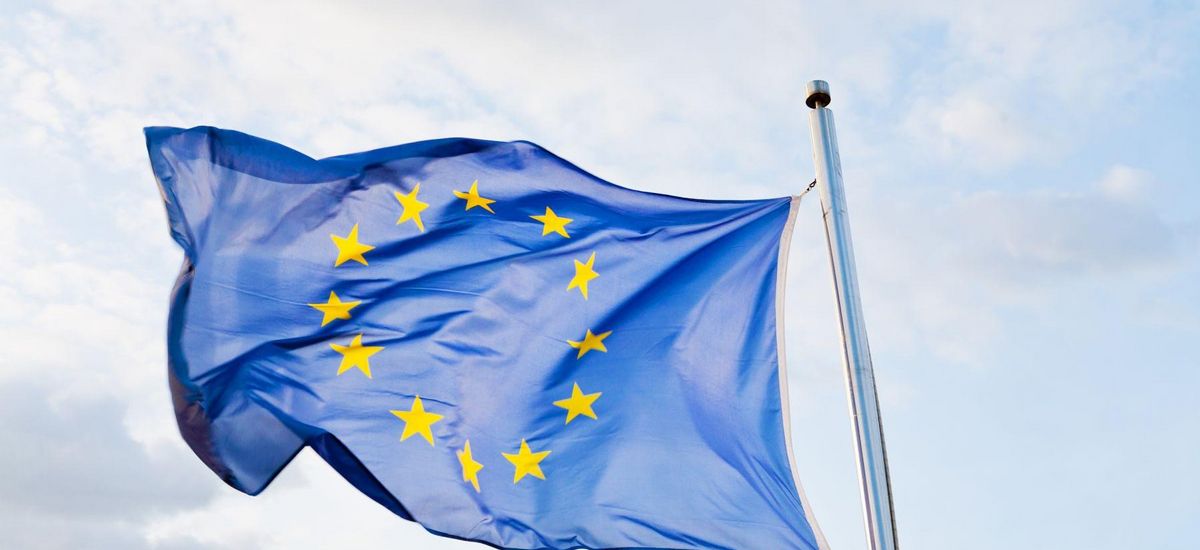 Eine Europa-Flagge weht im Wind, Foto: Colourbox