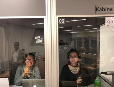 Dolmetscherinnen in der Kabine während der Mock-Konferenz am Institut für Angewandte Linguistik und Translatologie (IALT)