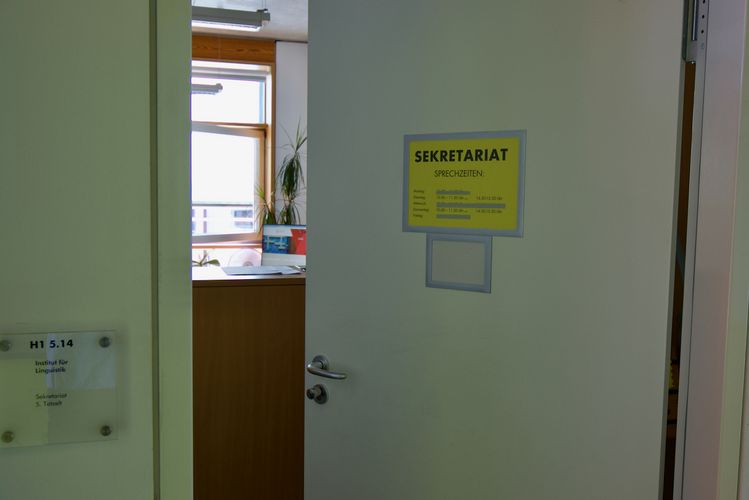 Die Tür des Sekretariats steht offen und ermöglicht einen Blick ins Sekretariat