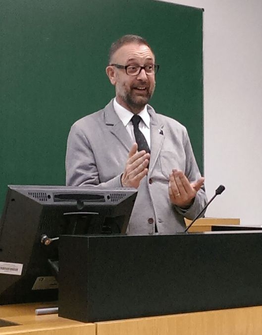 Das Bild zeigt Professor Francisco Zurian beim Vortrag. 