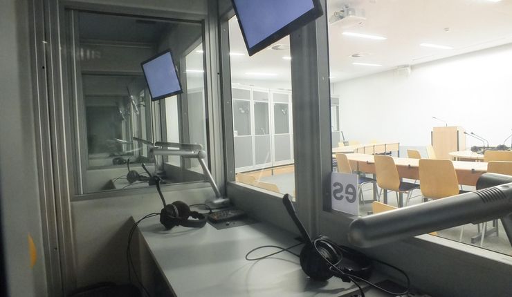 Blick aus der Kabine in den Zuhörerraum der Dolmetschtrainingsanlage am Institut für Angewandte Linguistik und Translatologie (IALT)