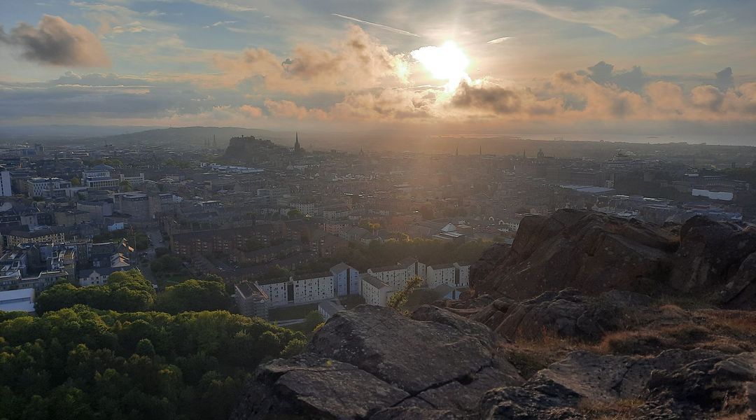 Blick über Edinburgh in der Nachmittagssonne.