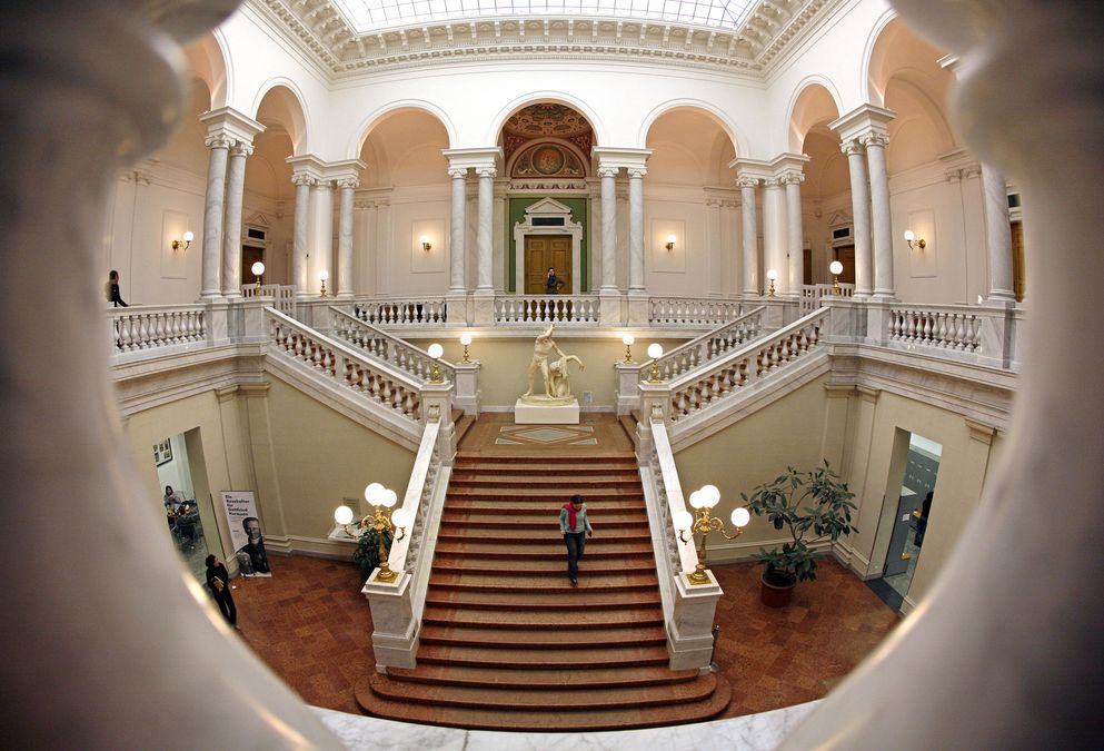 zur Vergrößerungsansicht des Bildes: Universitätsbibliothek „Bibliotheca Albertina“. Foyer mit Treppenhaus