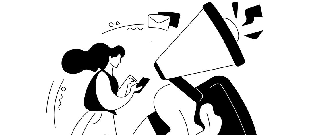 Das Bild zeigt eine abstrakte schwarz-weiße Skizze einer Frau, die Nachrichten auf ihrem Handy liest. Im Hintergrund befindet sich ein großer geöffneter Briefumschlag, aus dem ein Lautsprecher ragt, sowie zwei kleine Briefumschläge.