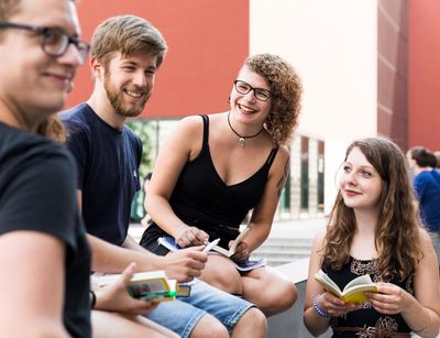 Studierende treffen sich auf dem Campus Augustusplatz.
