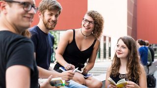 Vier Studierende auf dem Campus Augustusplatz