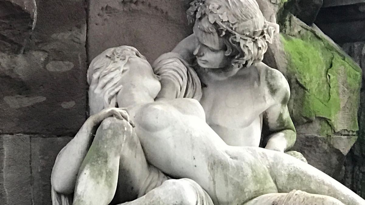 zur Vergrößerungsansicht des Bildes: Zu sehen ist die mythologische Darstellung eines Liebespaars im Jardin du Luxembourg, Paris.