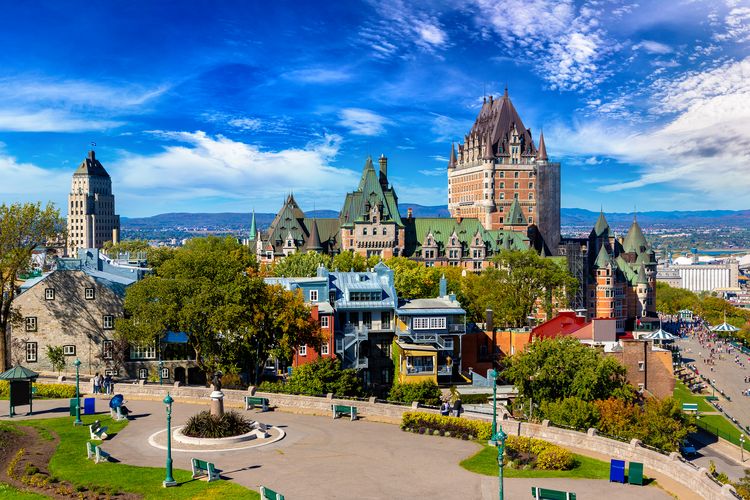 Das Bild zeigt die Stadt Québec in Kanada und das Château Frontenac, ein historisches Luxushotel.