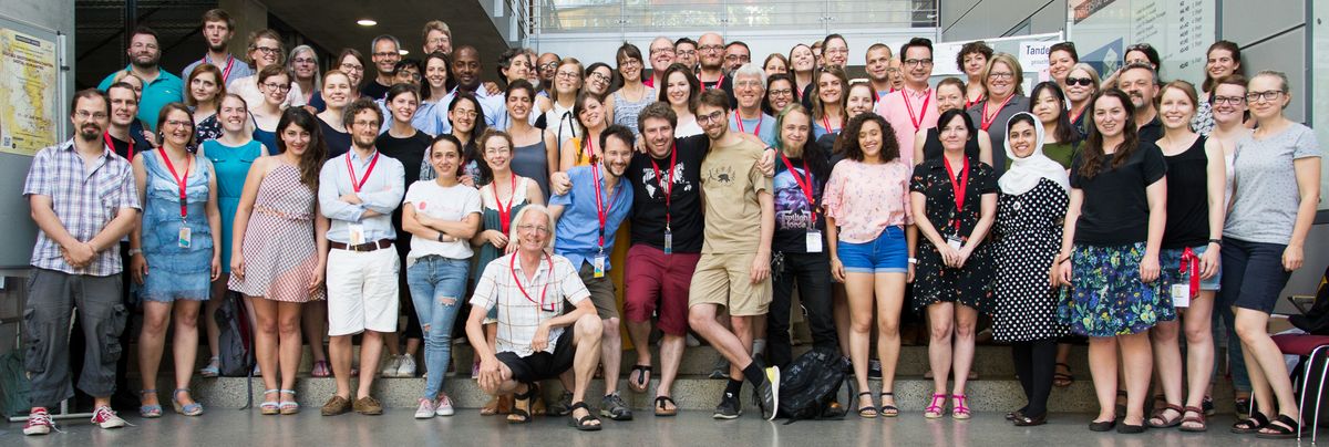 Das Bild zeigt die Teilnehmerinnen und Teilnehmer sowie Lehrenden der Europäischen Sommeruniversität in Digitalen Geisteswissenschaften 2018