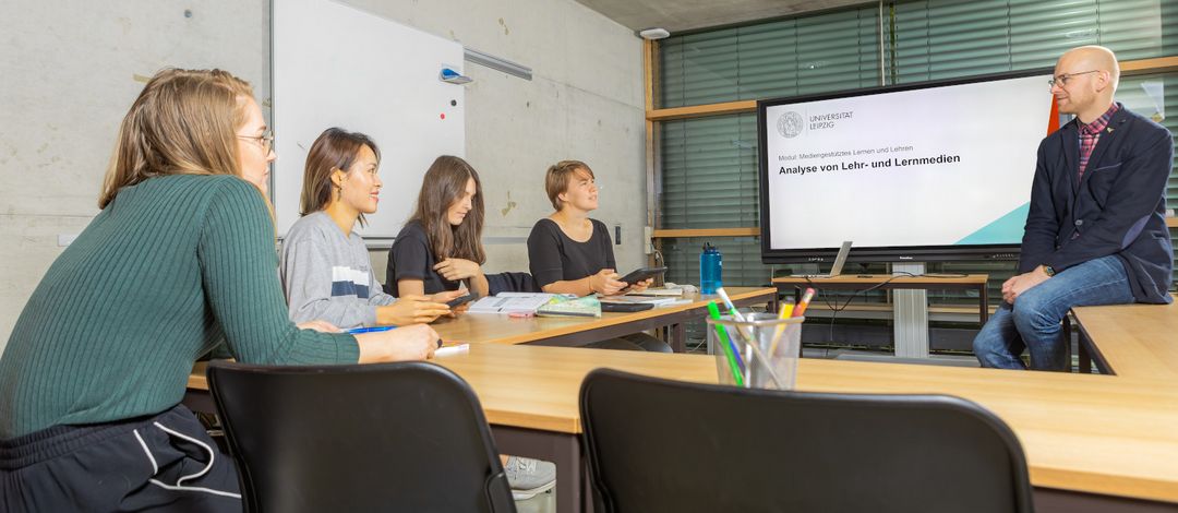 Seminarraum mit B. A. Studierenden im Fach DaFZ. Foto: Swen Reichhold