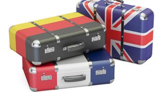 Drei Koffer im Design der Staatsflaggen von Deutschland, Frankreich und Großbritannien