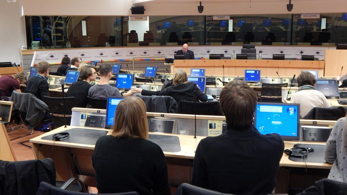 Die Teilnehmer an der Exkursion verfolgen aufmerksam das Geschehen im Konferenzraum in einem EU-Gebäude in Brüssel