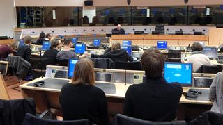 Die Teilnehmer an der Exkursion verfolgen aufmerksam das Geschehen im Konferenzraum in einem EU-Gebäude in Brüssel