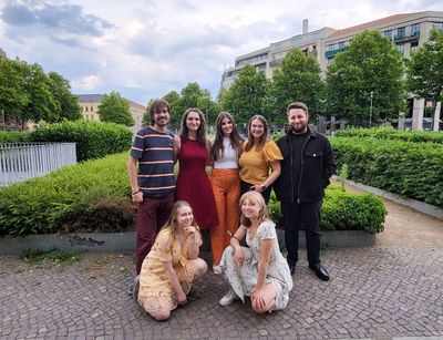 Ein Gruppenfoto zeigt die aktuellen Mitglieder des Fachschaftsrates Germanistik der Universität Leipzig. Foto: privat
