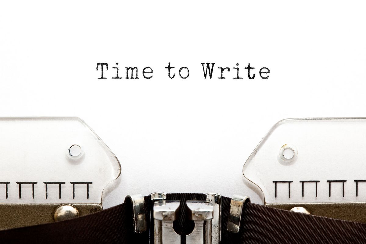 Eine alte Schreibmaschine, auf dem eingelegten Blatt ist der Text "Time to Write" lesbar.