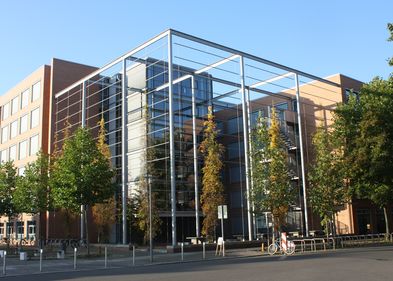 Das Geisteswissenschaftliche Zentrum der Philologischen Fakultät ist ein Backsteingebäude mit großen weiten Glasfassaden. An den Außenseiten bieten Sitzplätze Platz für Studierende, Foto: K. Hämmer.