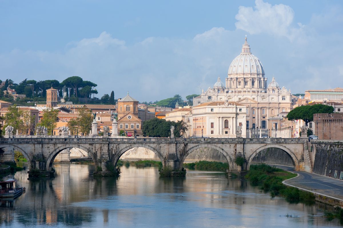 zur Vergrößerungsansicht des Bildes: Blick über den Tiber Richtung Vatikanstadt in Rom bei Tageslicht