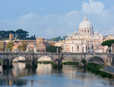 Blick über den Tiber Richtung Vatikanstadt in Rom bei Tageslicht