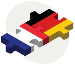 Zwei Puzzleteile mit Flaggen Frankreichs und Deutschlands