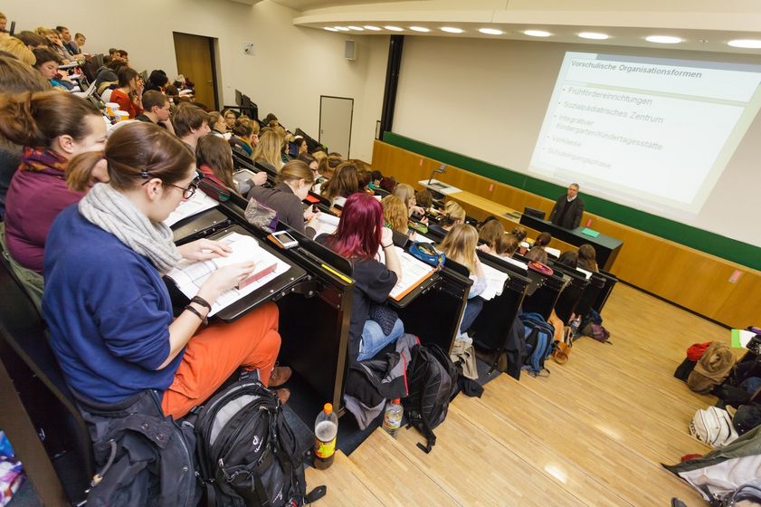 Blick von oben auf einen Hörsaal mit vielen Studierenden während einer Vorlesung, Foto: Christian Hüller 