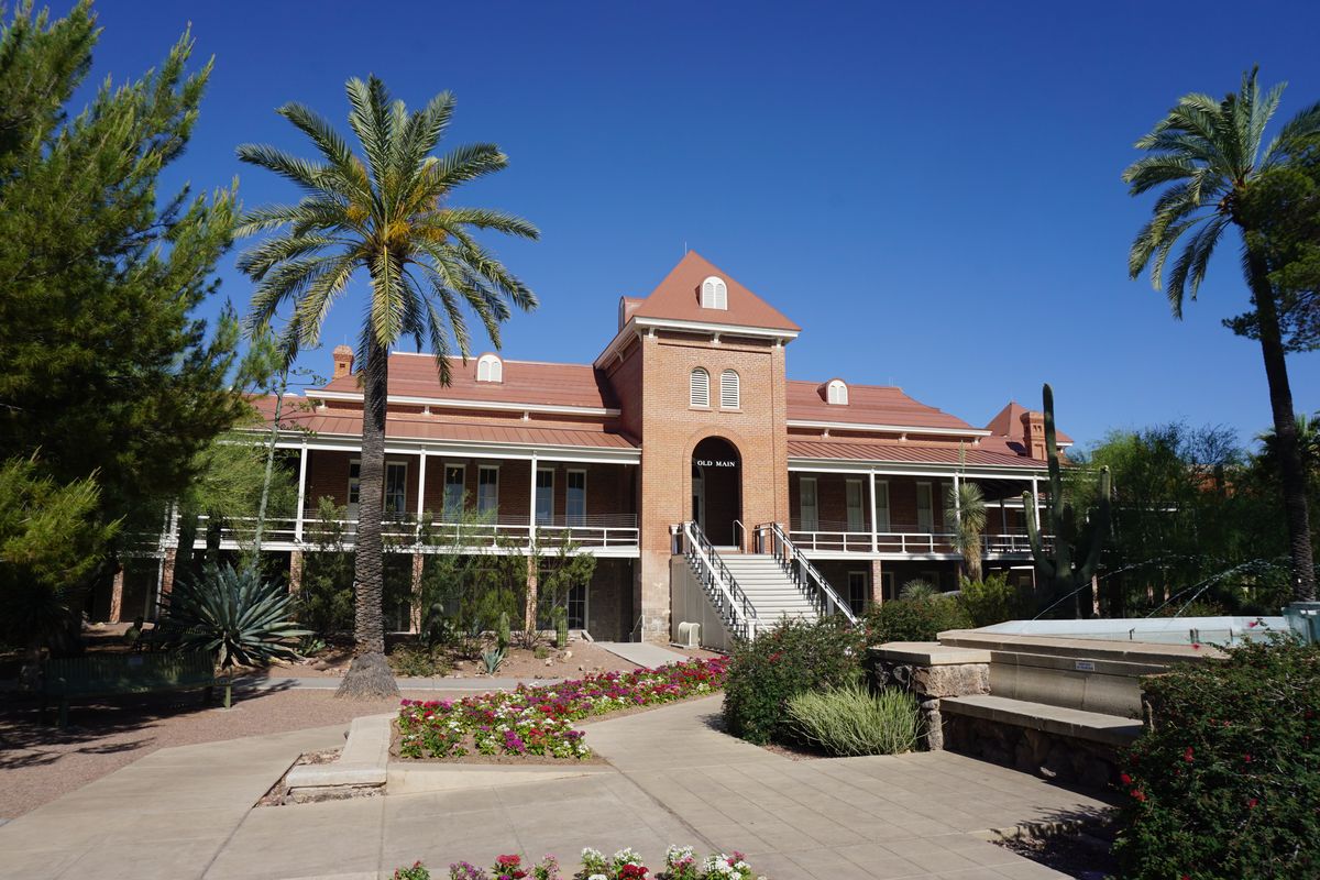 zur Vergrößerungsansicht des Bildes: Old Main on the campus of the University of Arizona in Tucson, Arizona (United States). Foto: Michael Barera