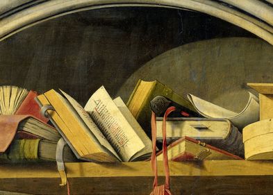 Es handelt sich hierbei um ein historisches Gemälde aus dem 15. Jahrhundert. Auf dem Bild liegen verschiedene Bücher, Schriftrollen und Kästchen unordentlich in einer Nische gestapelt. Teilweise sind die Bücher halb oder ganz aufgeschlagen.