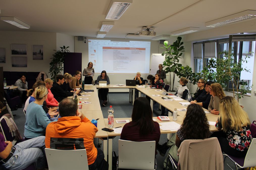 zur Vergrößerungsansicht des Bildes: Partizipativer Workshop mit Akteuren aus der Leichte-Sprache-Praxis in Leipzig. Foto: Cedric Jürgensen