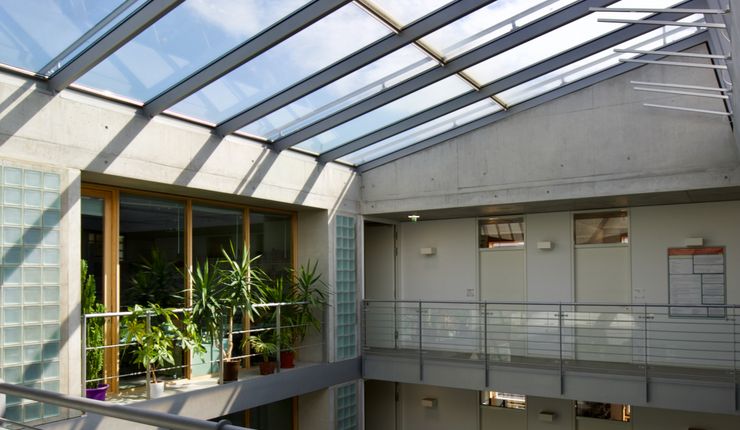 Ein Blick in das Gebäude des Instituts, neben einem Dach aus Glas ist der Gang zu den einzelnen Büros zu sehen