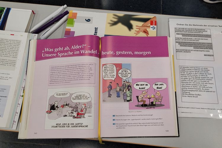 An Station 5 konnte in aktuellen Schulbüchern geblättert und darüber diskutiert werden, wie man Jugendsprache als Thema im Deutschunterricht gestalten kann.