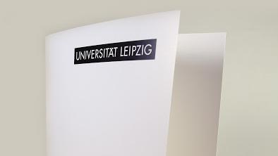 Bild einer Urkundenmappe der Universität Leipzig mit Logo.