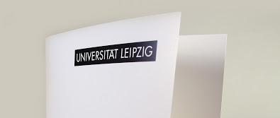 Musteransicht einer Urkundenmappe mit Logo der Universität Leipzig.