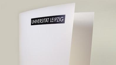 Bild einer Urkundenmappe der Universität Leipzig mit Logo