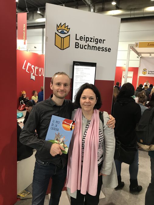 Das Bild zeigt Prof. Neveling mit Volker Braumann (Vorleser des Hörbuchs Storchenmärchen) auf der Leipziger Buchmesse 2019 nach der Lesung aus El Pico de la Cigüeña