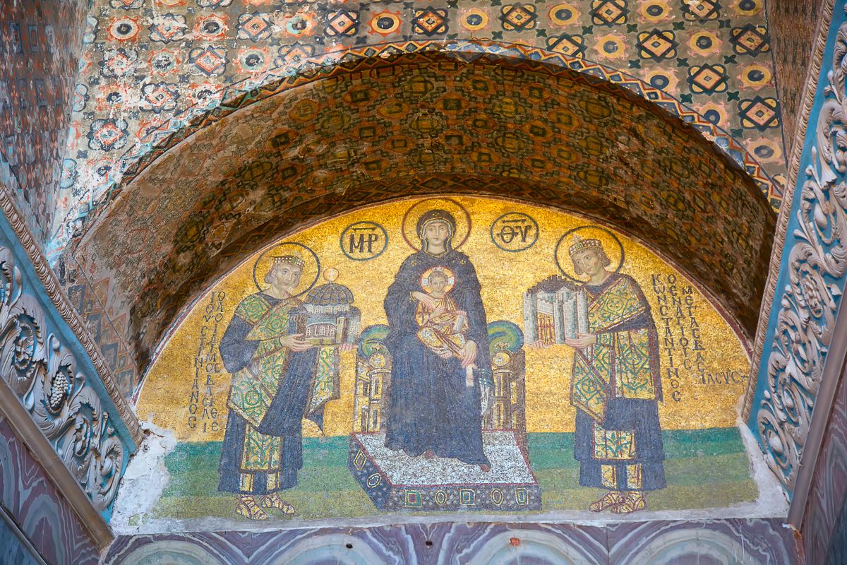 Byzantinische Kunst, rechts und links jeweils ein Mann, in der Mitte auf einem Thron und ein Kind auf dem Schoß, eine Frau