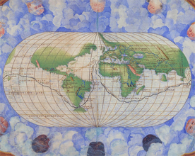 Es handelt sich um eine historische Zeichnung, in deren Mitte sich eine Darstellung der Weltkugel in Form eines Ovals mit Gitternetzlinien befindet. Um die Weltkugel herum befindet sich ein blauer Himmel mit weißen Wolken, aus denen die Köpfe von mehreren Putti herausschauen. Es scheint, als wollten die Putti die Wolken Richtung Erde blasen.