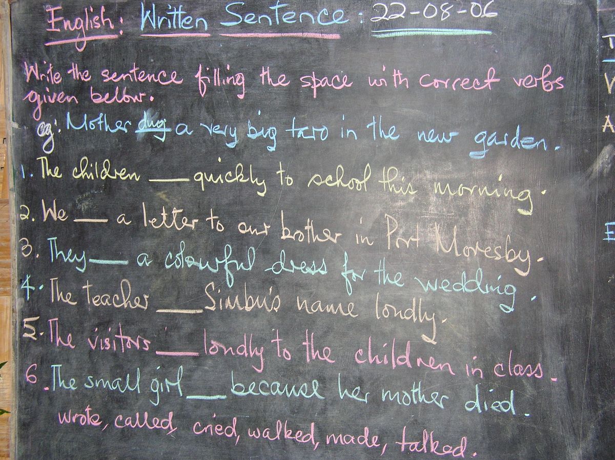 Tafelbild aus dem Englischunterricht aufgenommen während einer Exkursion nach Papua Neuguinea 2006 (Foto: Sylvia Reuter)