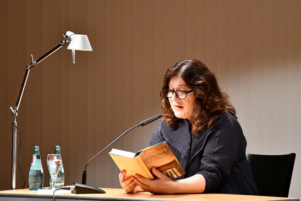 zur Vergrößerungsansicht des Bildes: Das Bild zeigt Eva Mattes bei der Lesung aus einem Roman von Elena Ferrante.