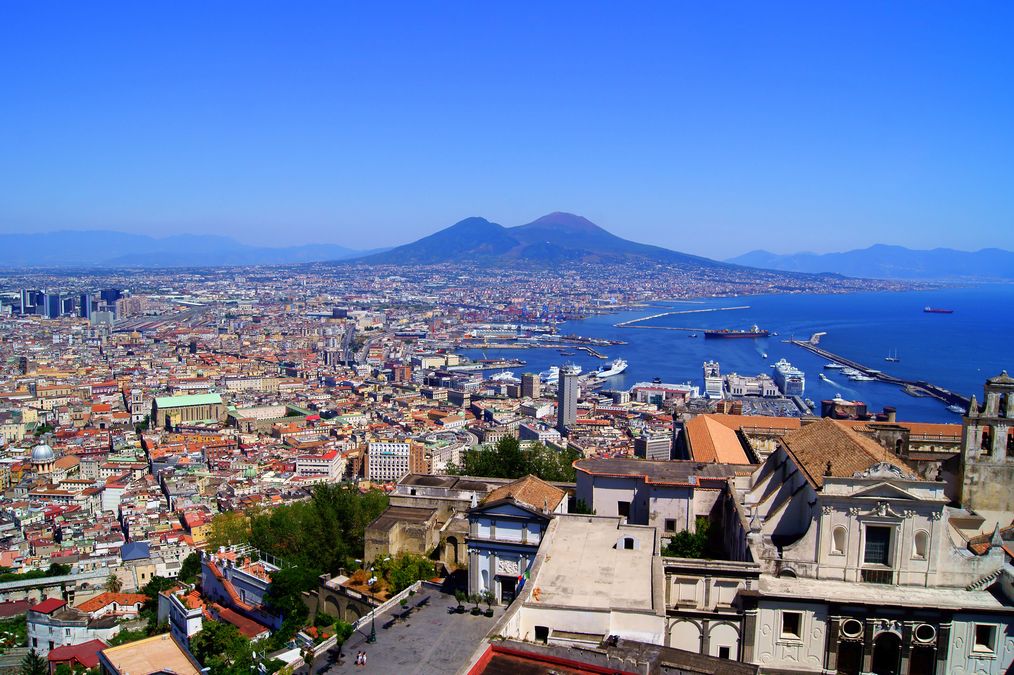 zur Vergrößerungsansicht des Bildes: Blick über die Skyline und das Meer von Neapel