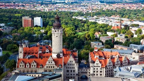 zur Vergrößerungsansicht des Bildes: Luftaufnahme der Stadt Leipzig, im Vordergrund das Alte Rathaus